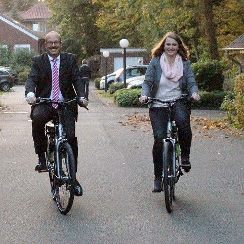 zwei Personen am Fahrrad fahren