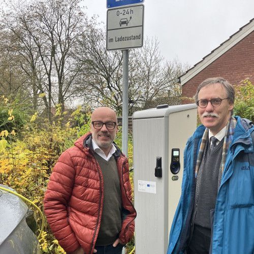 zwei Personen vor der E-Ladesäule