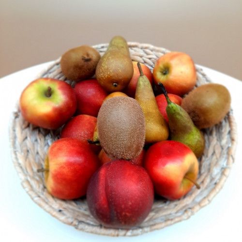 Ostschale mit Äpfeln, Birnen und Kiwis