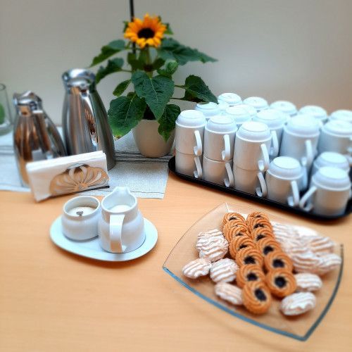 Büffet mit Keksen und Kaffee