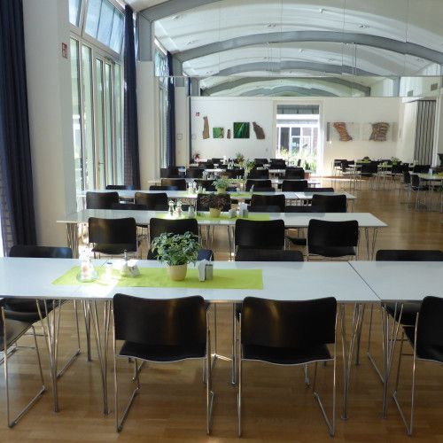 Speisesaal mit Tischen und Stühlen