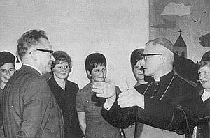 schwarz-weiß Bild von Menschen in einer Unterhaltung