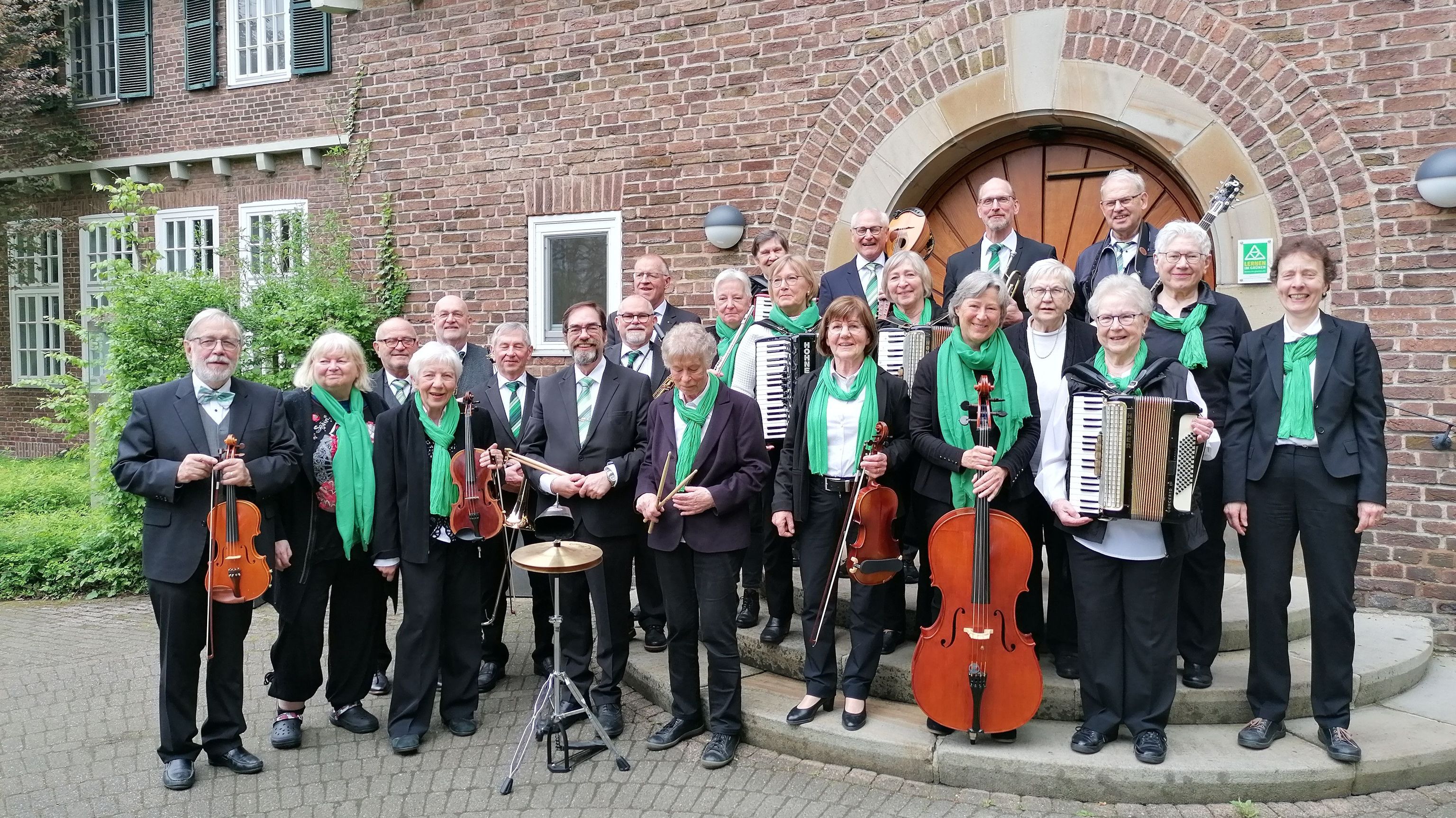 Seniorenchor des LVHS mit ihren Instrumenten