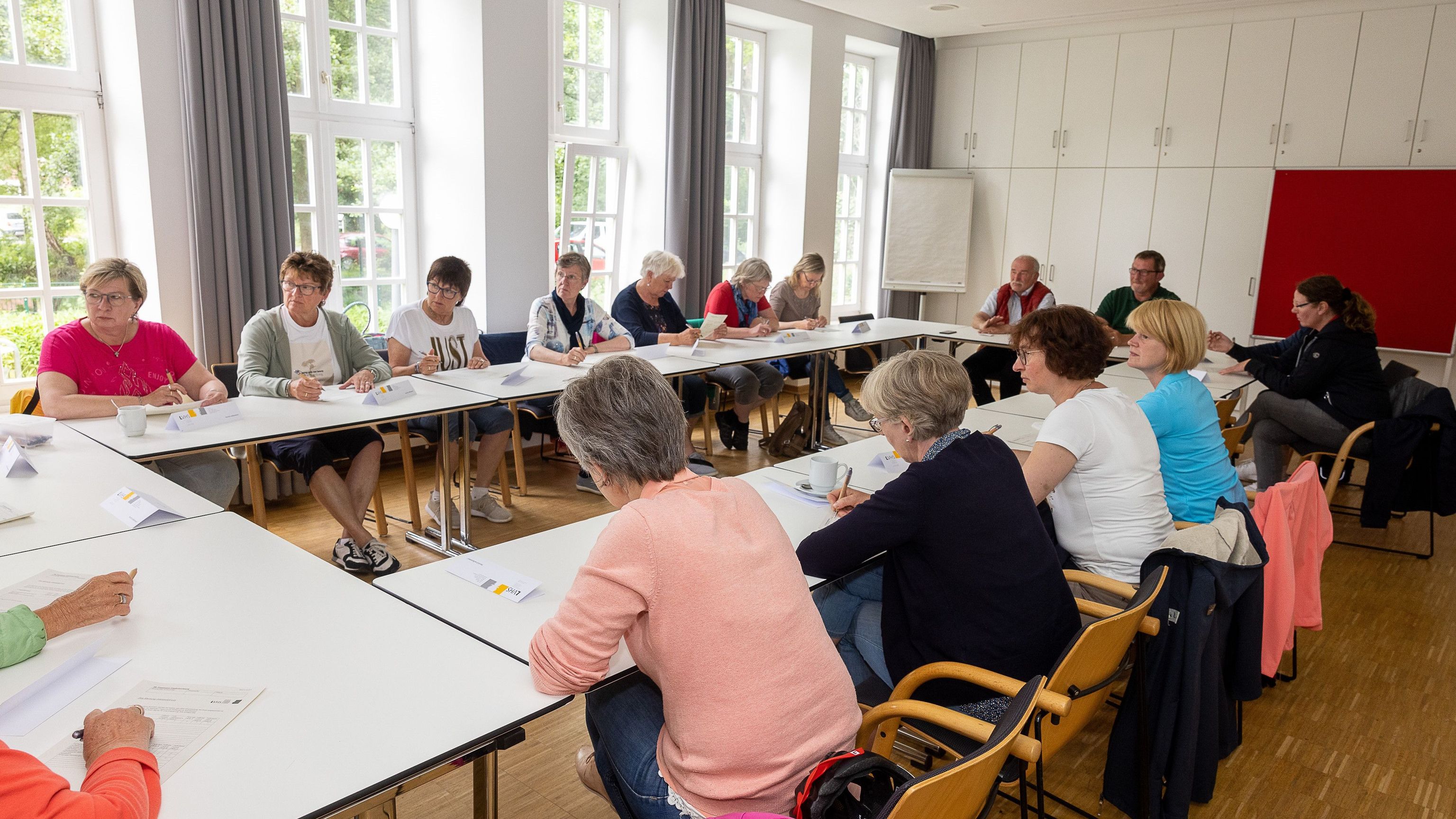 Gruppentisch mit Personen im Gespräch