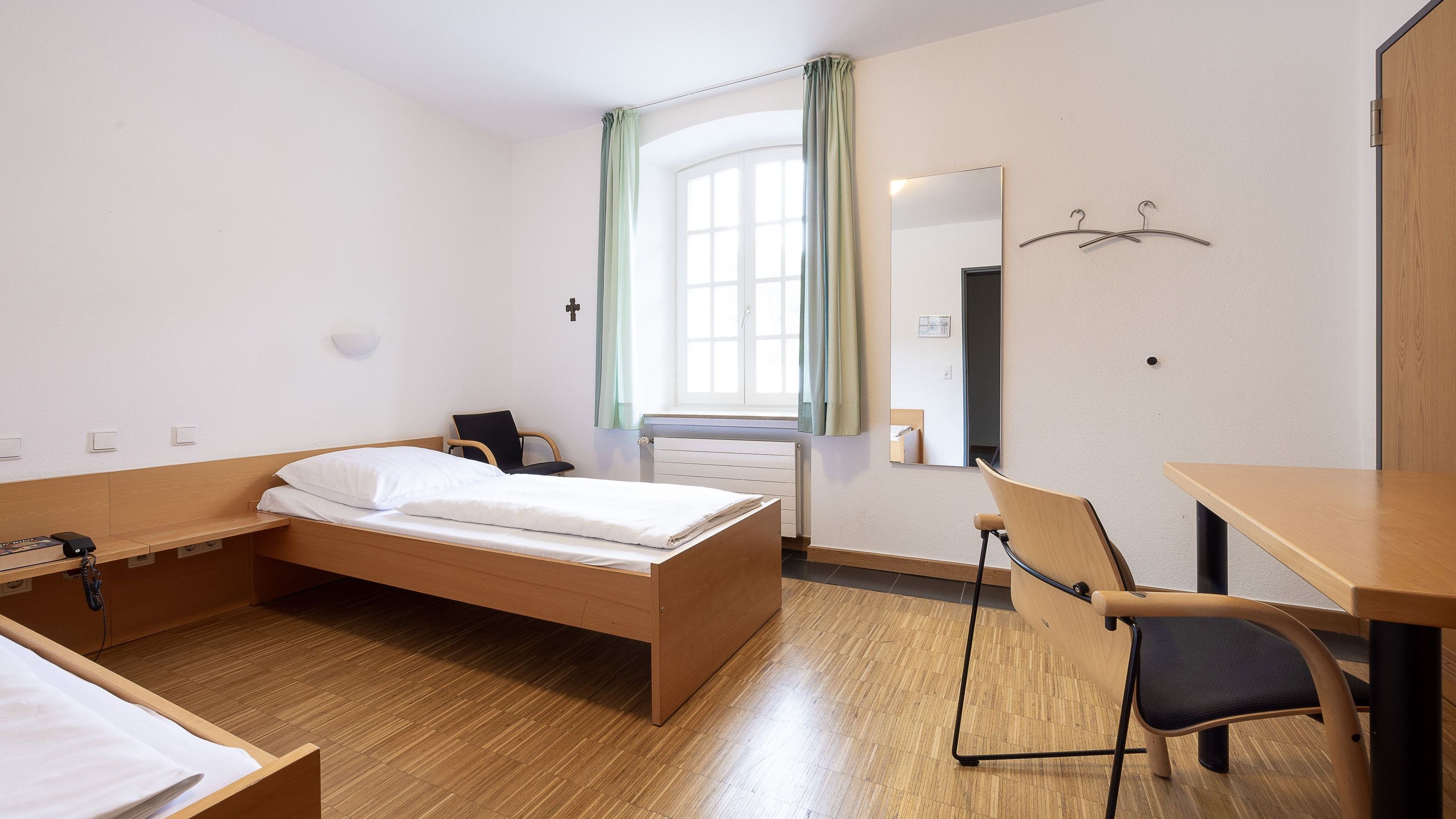 Gästezimmer mit Bett und Schreibtisch