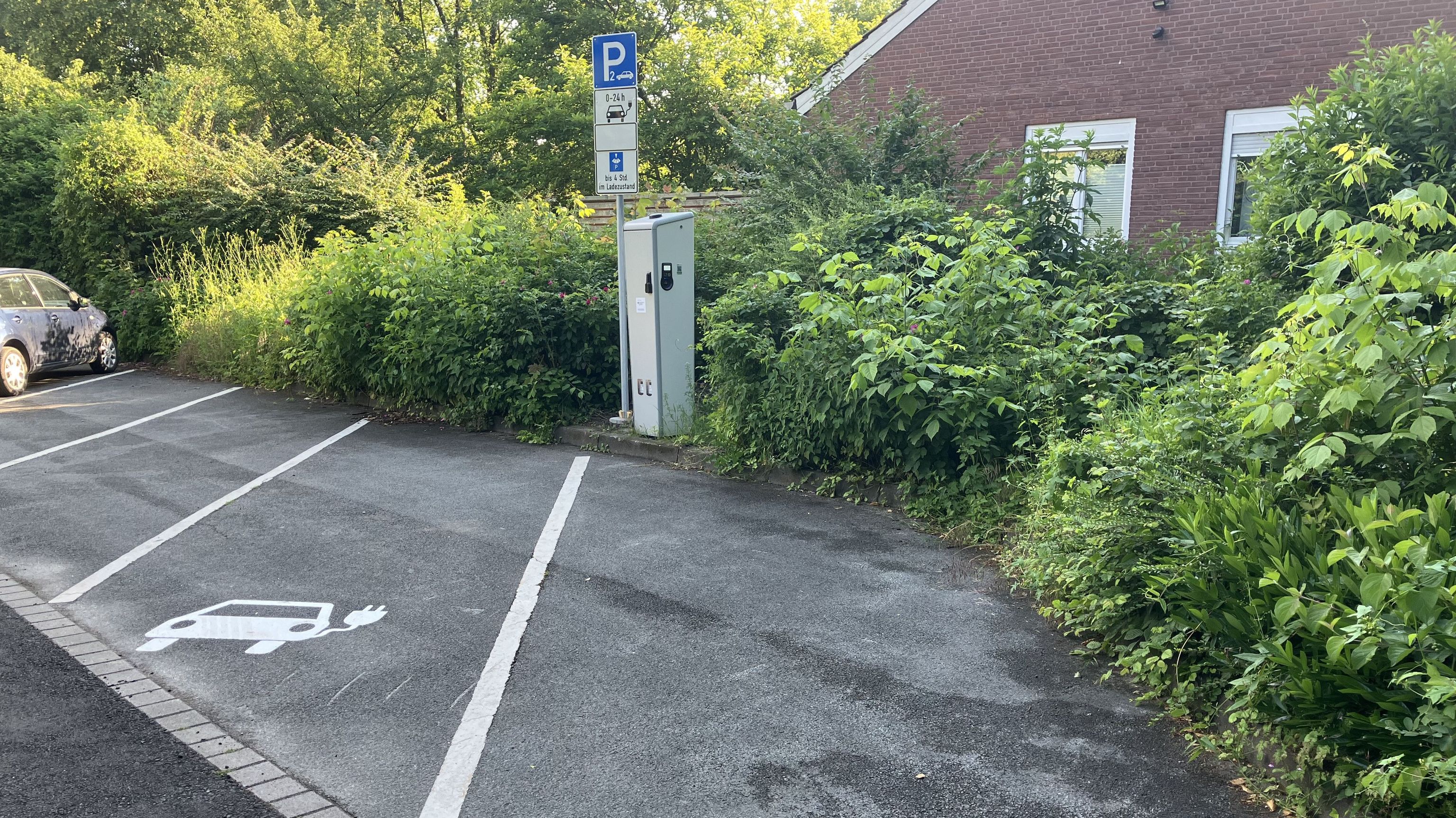 E-Ladesäule mit Parkplatz