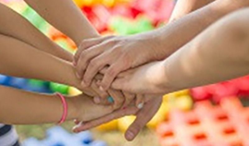 Hände aufeinander gelegt