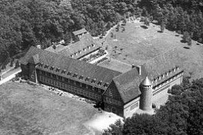 schwarz-weiß Bild LVHS Freckenhorst Gebäude von oben