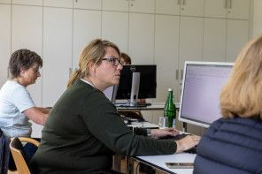 Frau vor Computer