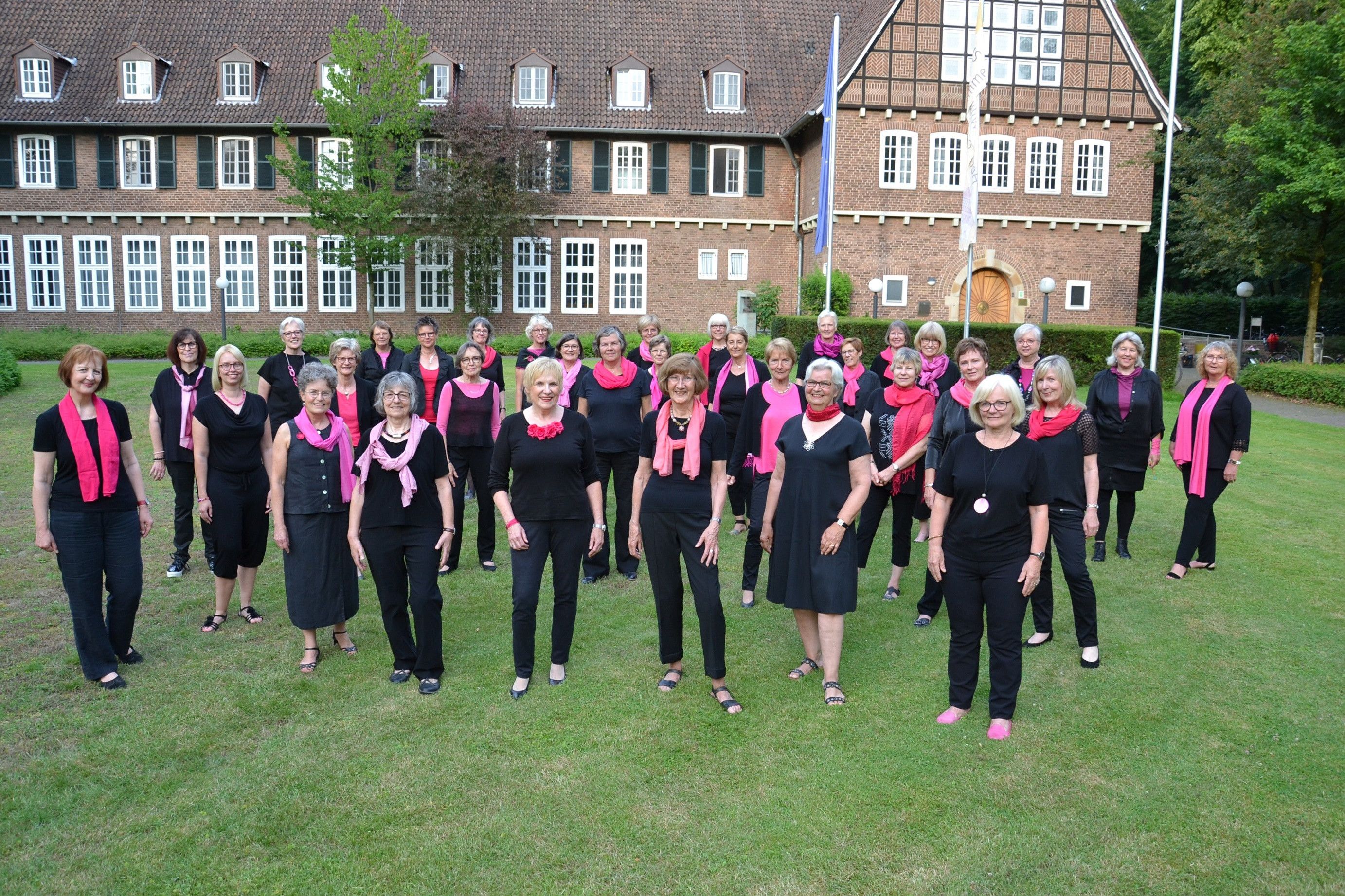 Menschengruppe in Schwarz gekleidet mit Pinken Schal