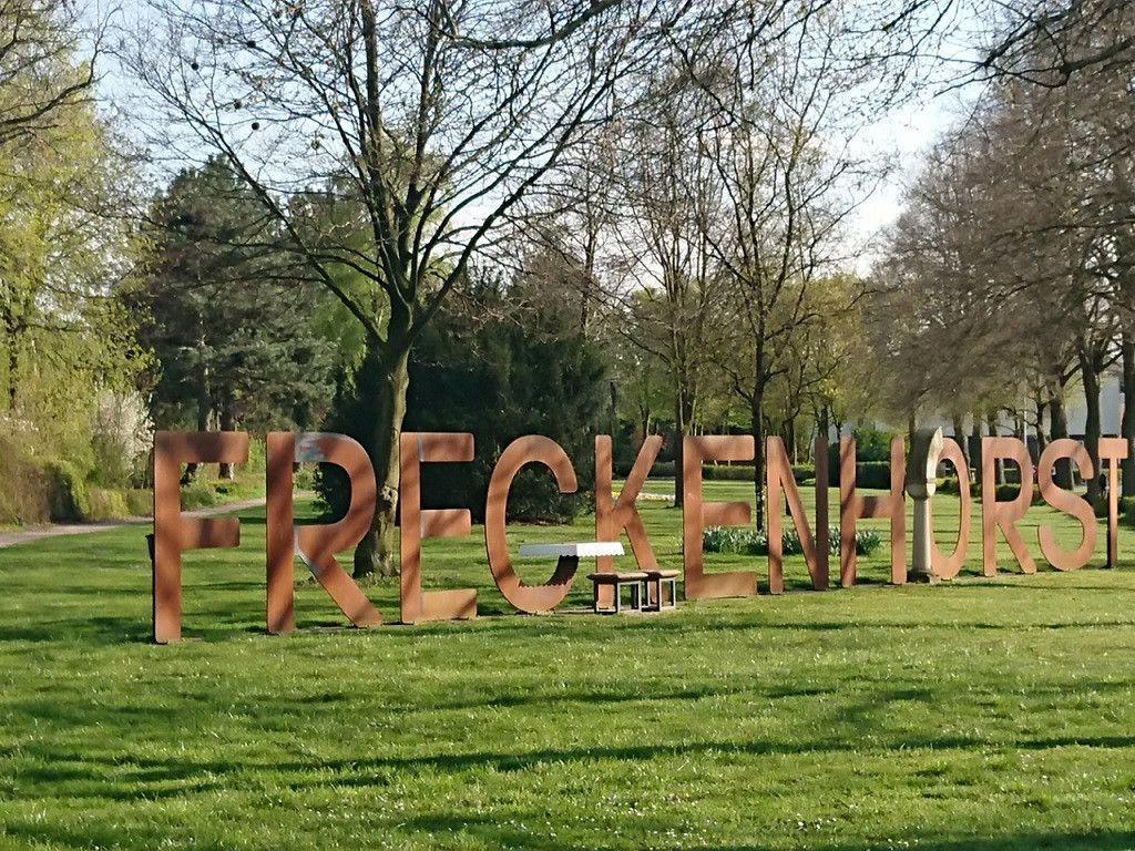 große Buchstaben auf Wiese: Freckenhorst