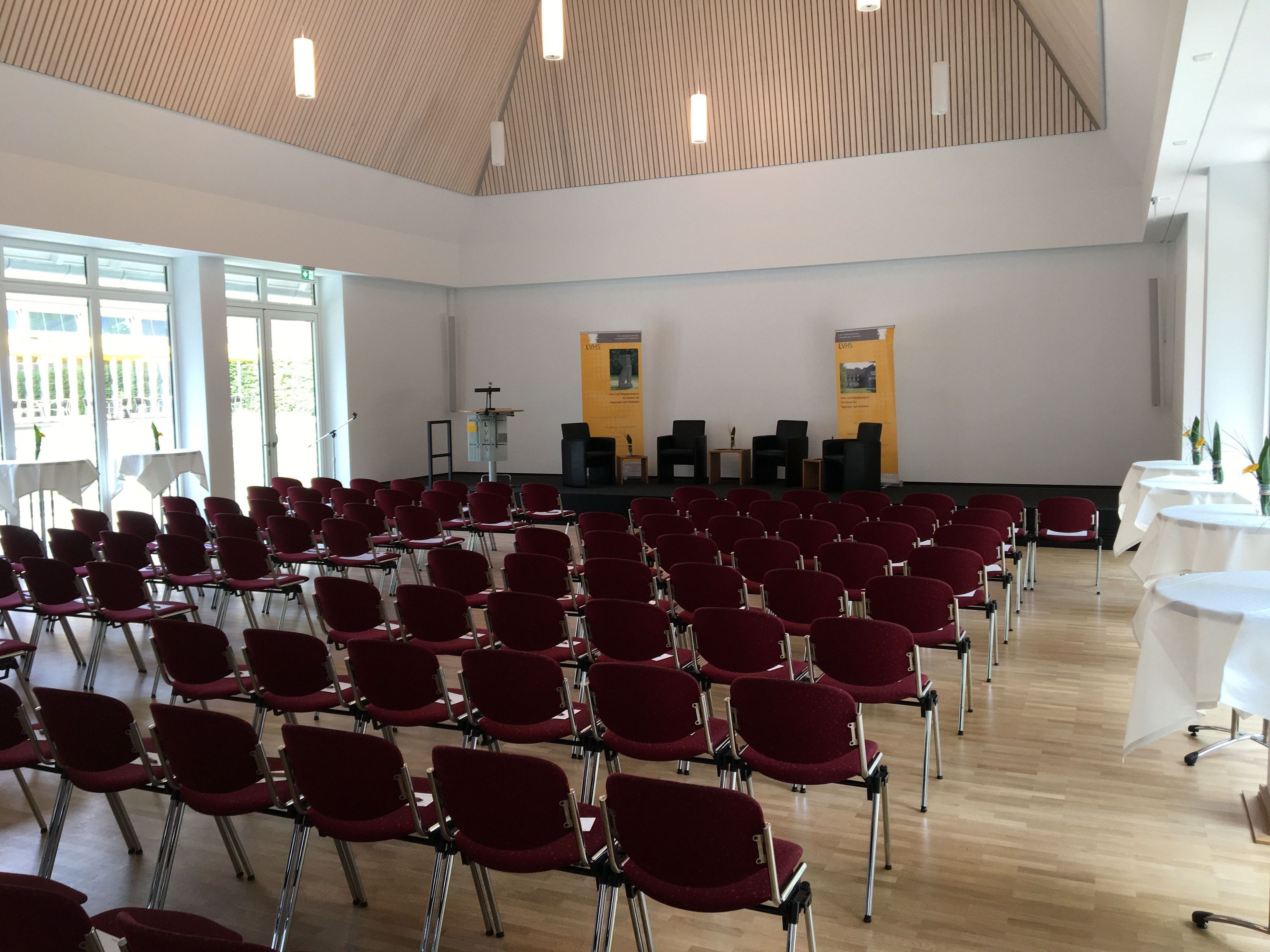 rote Stuhlreihen in einem Raum