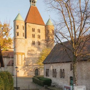 Hohes Gebäude mit Zwei Türmen