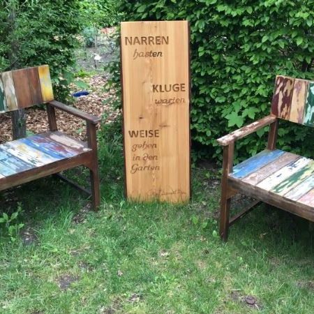 Schild zwischen zwei Bänken