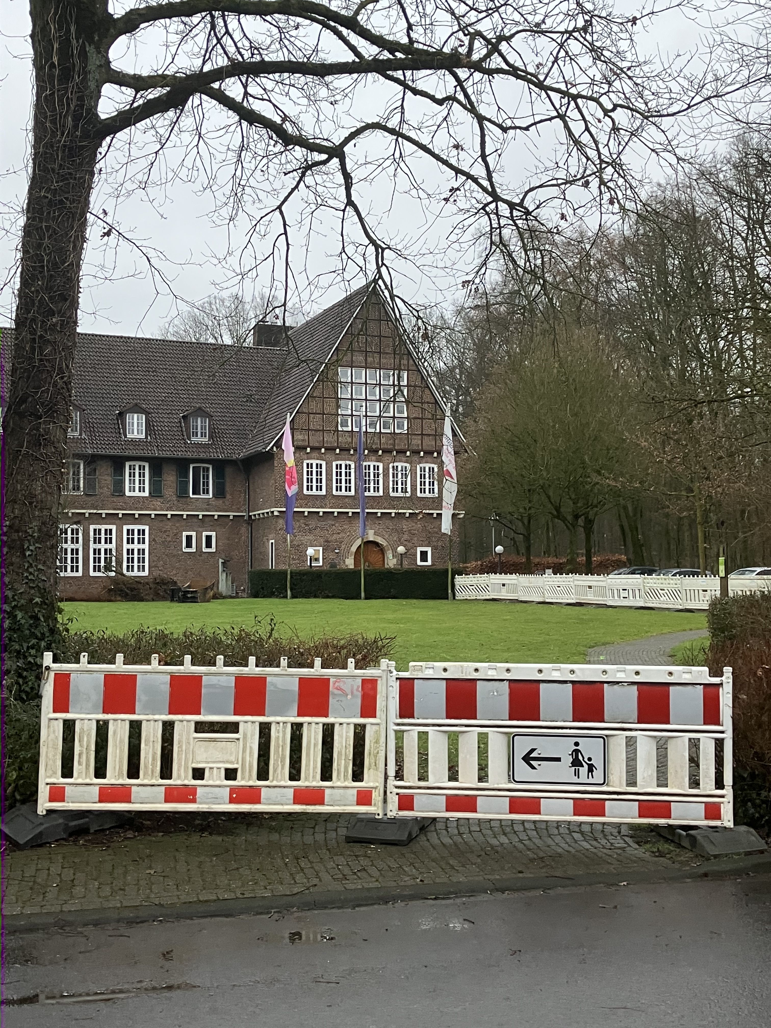 Bild der LVHS Freckenhorst, im Vordergrund rotweiße Absperrbarken