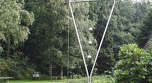 dreieckiges Metal Gestell mit Kugeln