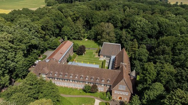 Gebäude Außenansicht umgeben von Bäumen