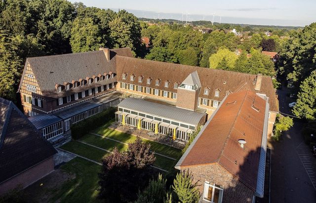 Gebäude mit Innenhof von schräg oben