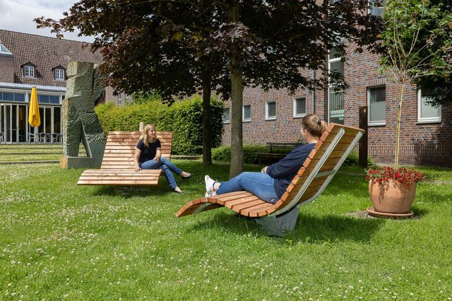 Holz Liegen mit zwei Personen drauf