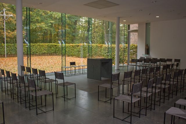 Kapelle von innen mit Stühlen und Aussicht nach draußen