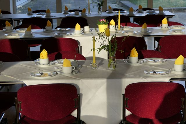 Gedeckte Tischreihen