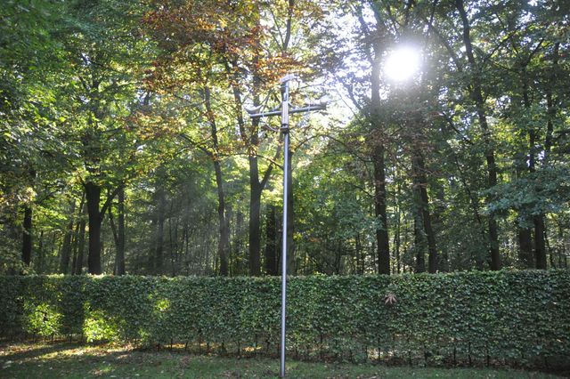 Metall Stab umgeben von Natur