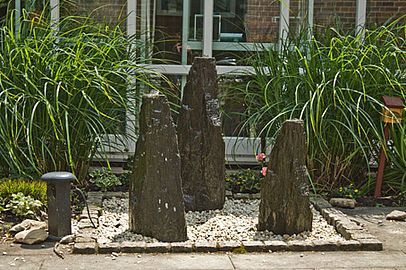 drei Lange Steine umgeben von Kieselsteinen