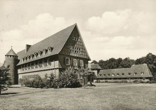 schwarz-weiß Bild von LVHS Gebäude (Seite)