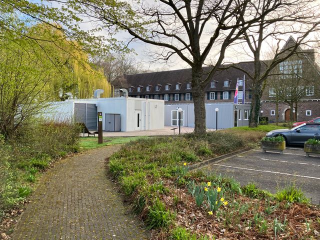 Container für Küche und Speisesaal vor dem LVHS Gebäude