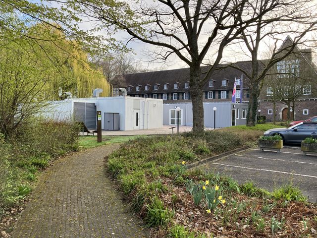 Container für Küche und Speisesaal vor dem LVHS Gebäude