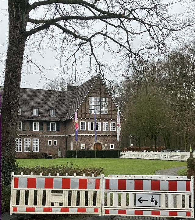 Bild der LVHS Freckenhorst, im Vordergrund rot-weiße Absperrbarken