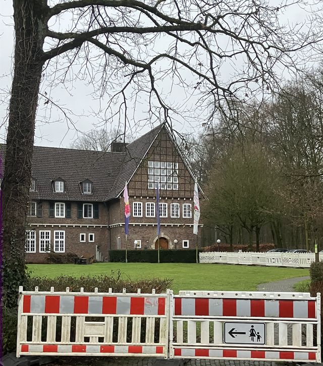 Bild der LVHS Freckenhorst, im Vordergrund rot-weiße Absperrbarken