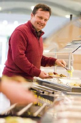 Person bei der Essen Auswahl 