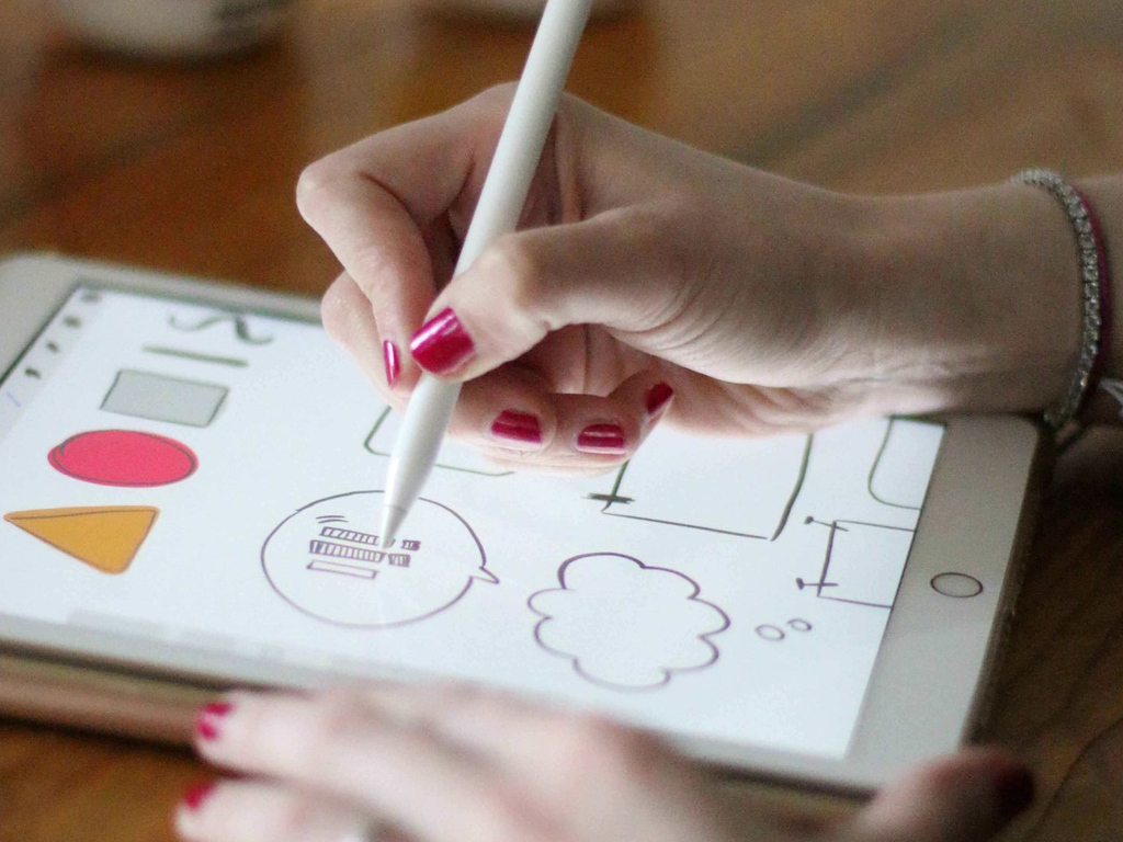 Frau zeichnet Digital auf einem Tablet