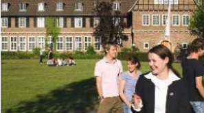 LVHS Frontansicht mit Gästen
